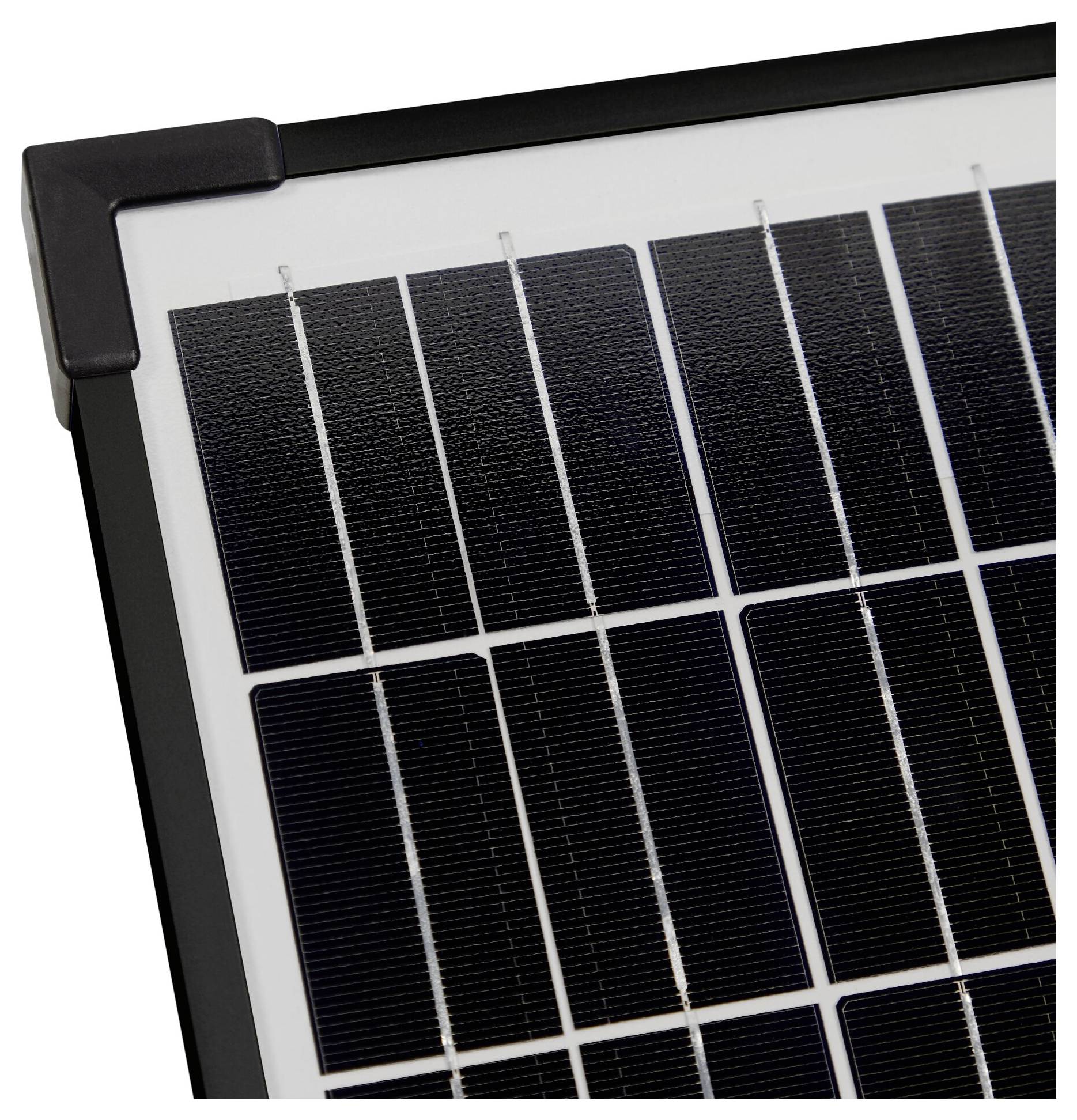 Solarpanel-Ecke in Nahaufnahme; zeigt rechteckige, dunkle Solarzellen mit silbernen Linien in einem schwarzen Rahmen.