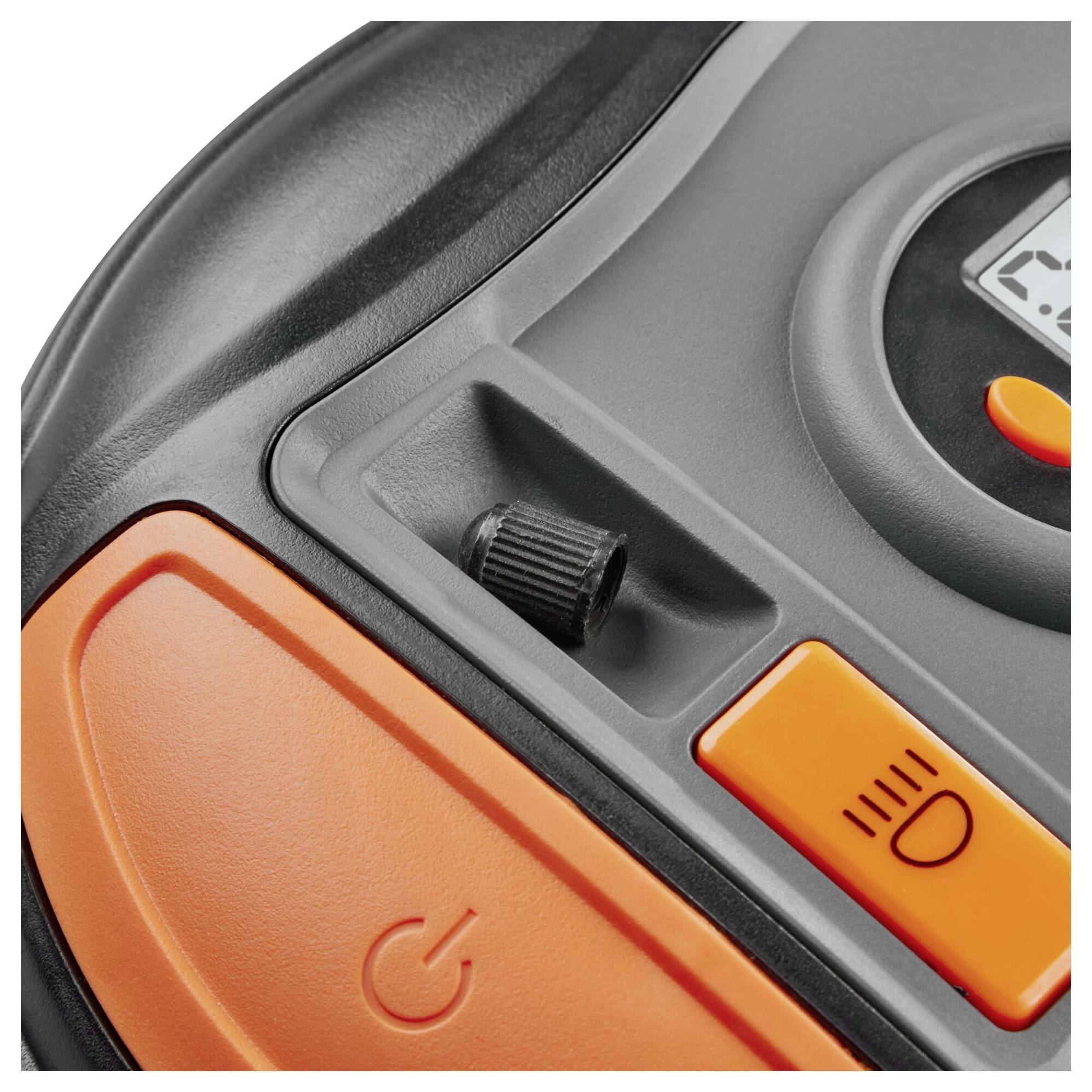 Nahaufnahme eines Bedienfelds mit orangefarbenem Ein-/Ausschalter und Rad zur Einstellung der Intensität. Digitalanzeige rechts oben.