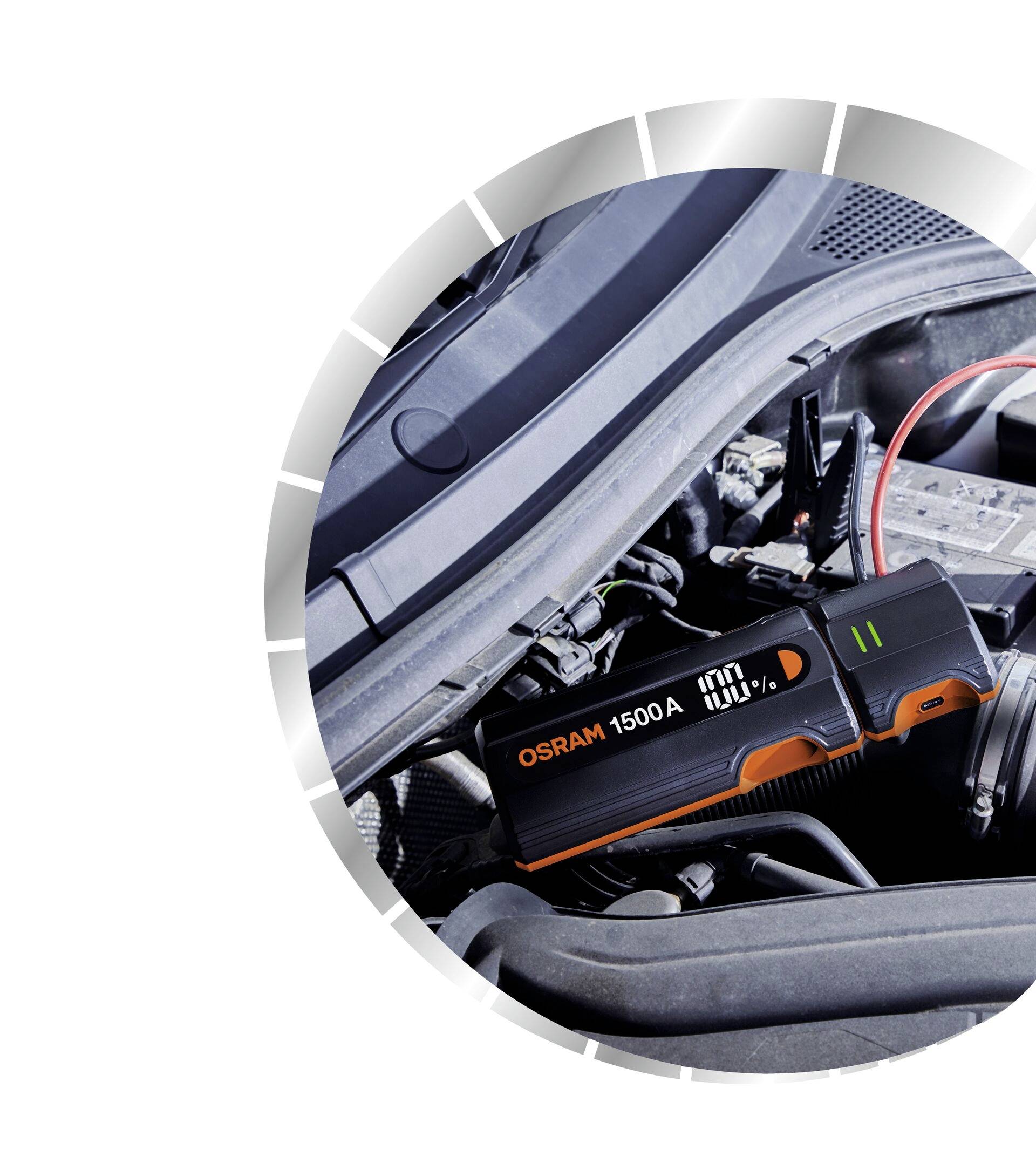 Starthilfegerät neben Autobatterie im Motorraum, Produkt von OSRAM zeigt Ladestandsanzeige.