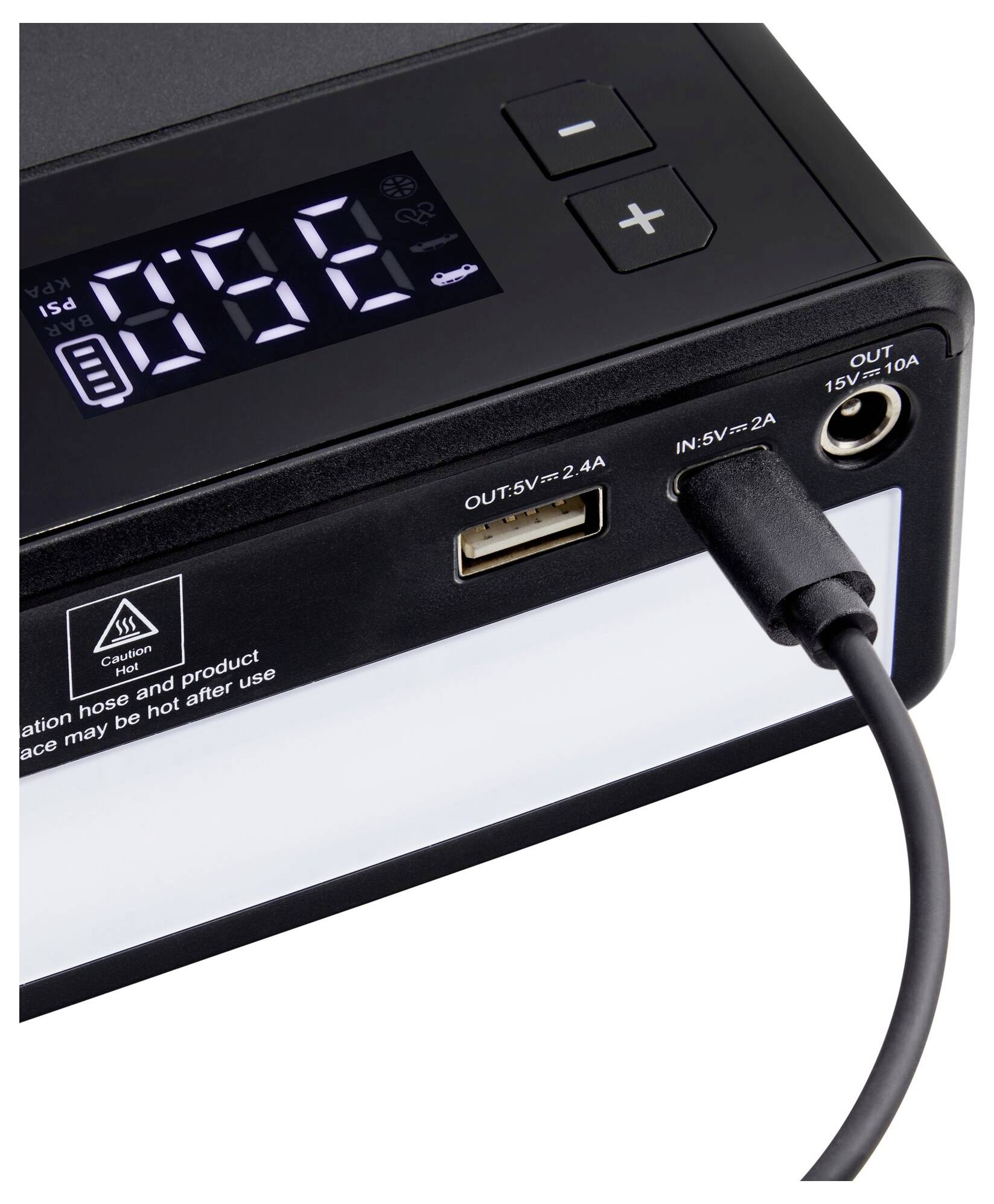 Ein elektronisches Gerät mit digitalem Display zeigt '16%' an. Es verfügt über USB-Anschlüsse und ein eingestecktes Kabel.