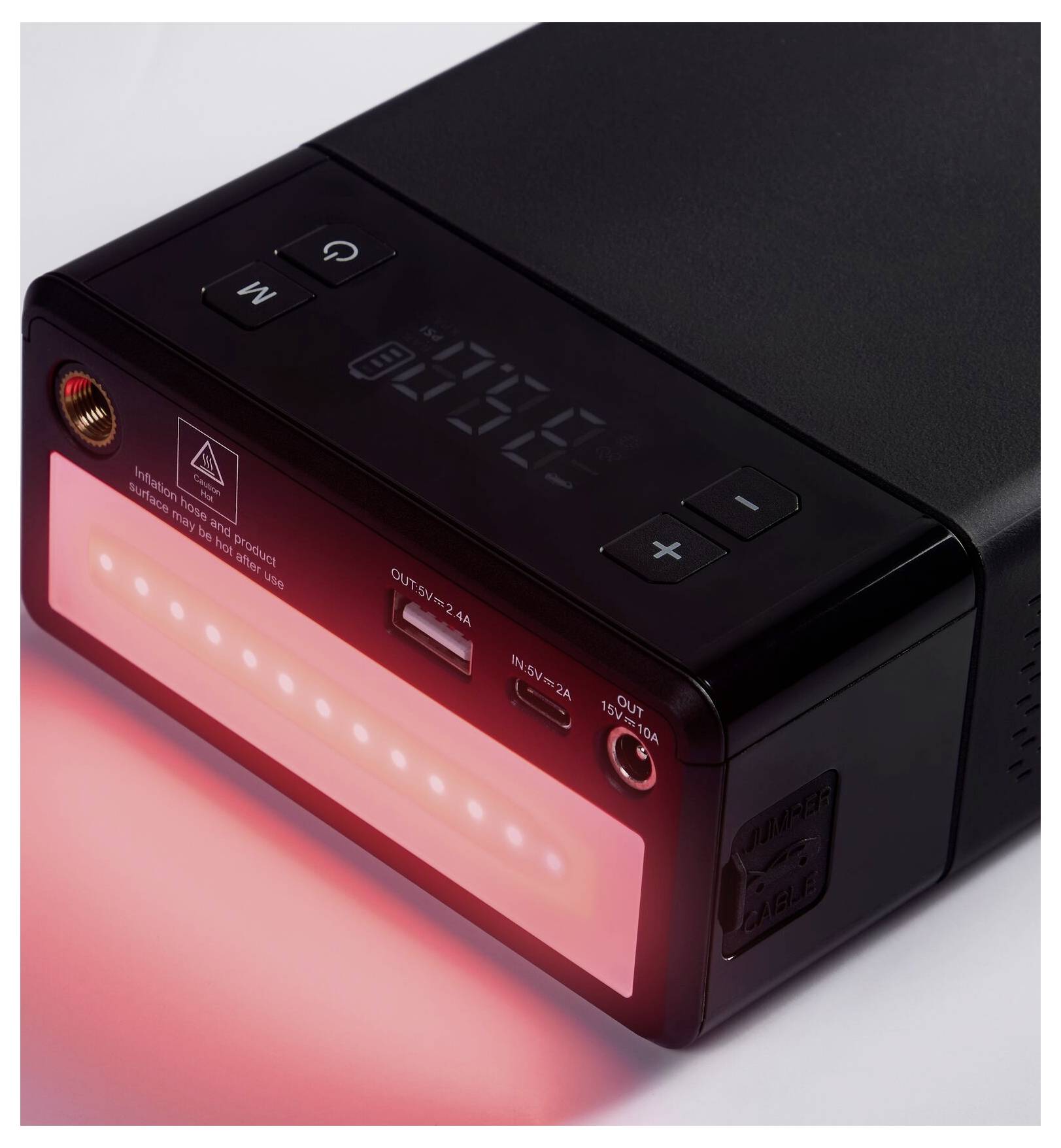 Das Bild zeigt eine schwarze tragbare Powerbank mit digitaler Anzeige und rotem LED-Licht. Sie hat mehrere USB-Anschlüsse.