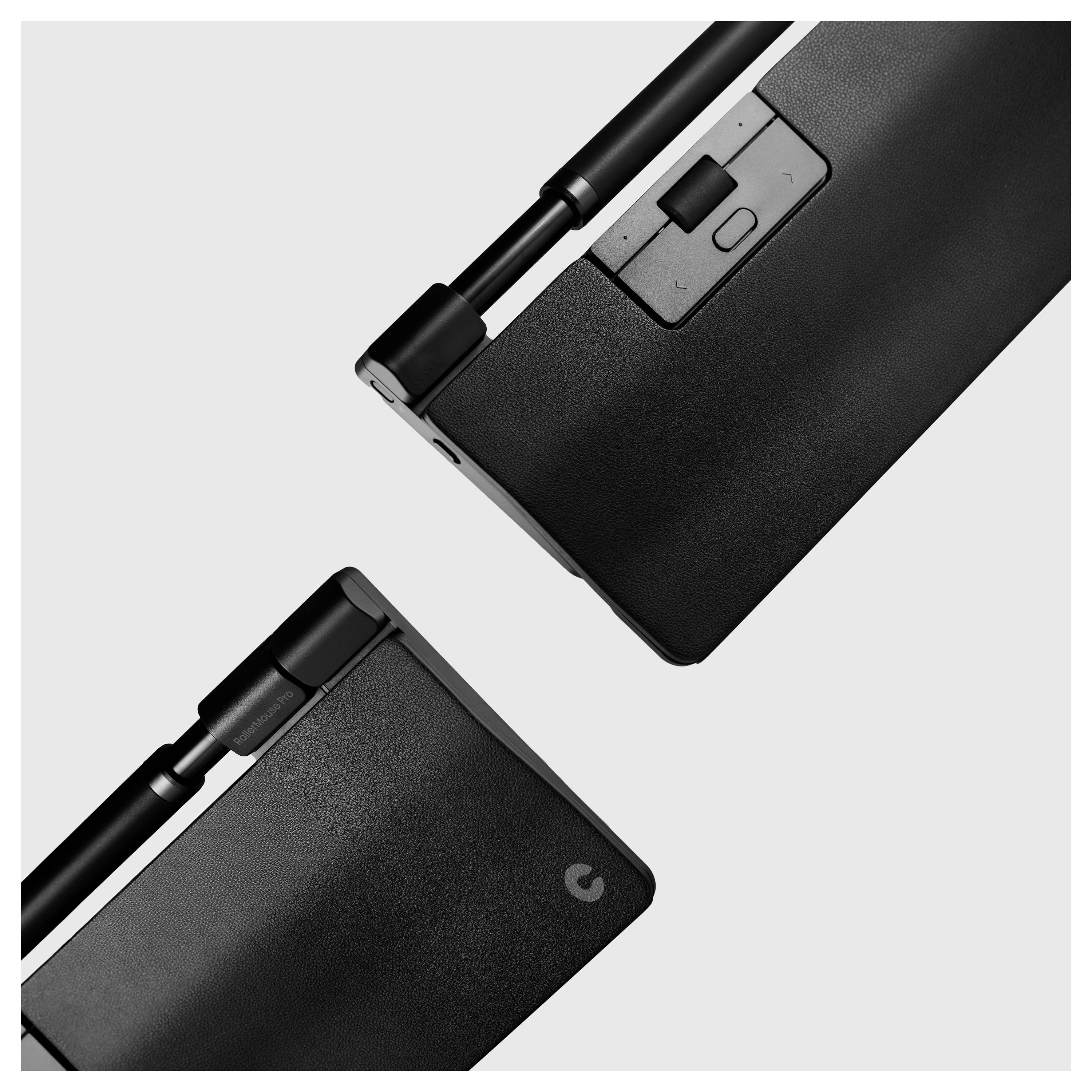 Zwei schwarze, rechteckige Geräte mit Scharnieren, möglicherweise Tablet-Cover, auf grauem Hintergrund.