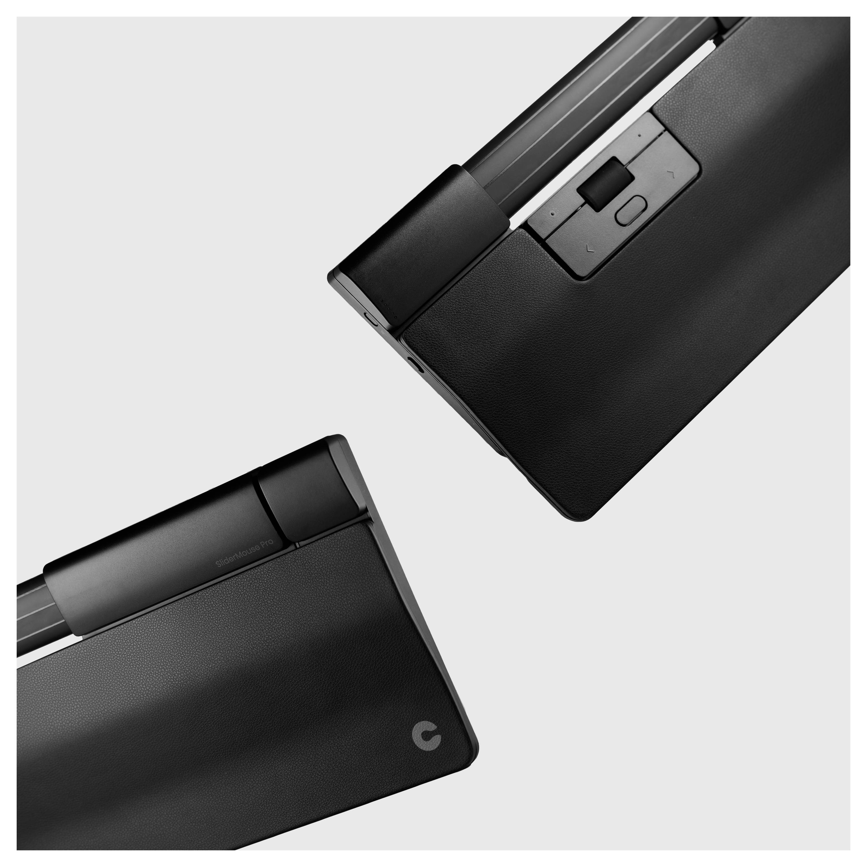 Zwei schwarze, moderne Drucker mit geschlossener Abdeckung in diagonaler Anordnung. Keine sichtbaren Marken- oder Modelldetails.