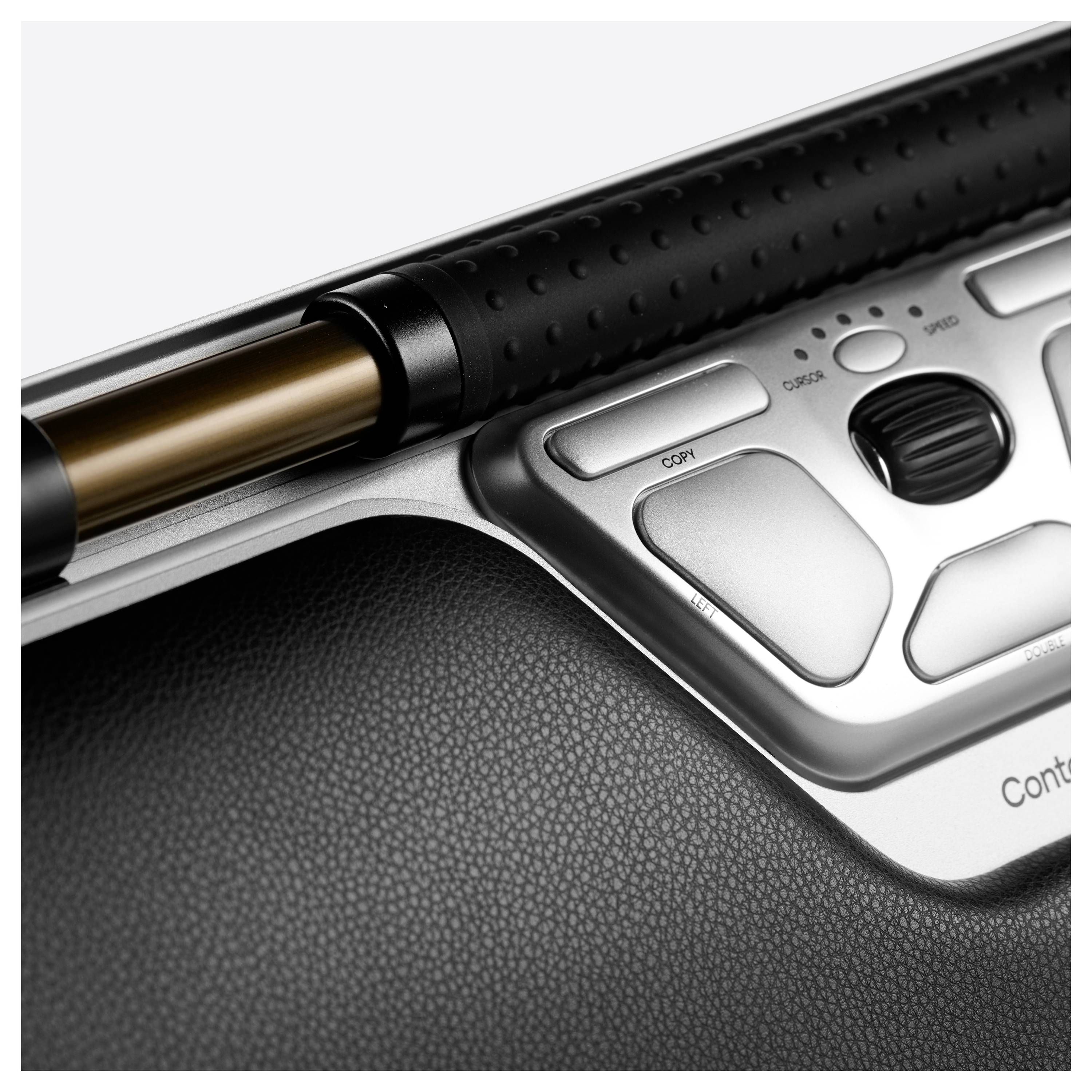 Nahaufnahme einer ergonomischen Computermaus mit mehreren Tasten und Rollen auf einer strukturierten Oberfläche.