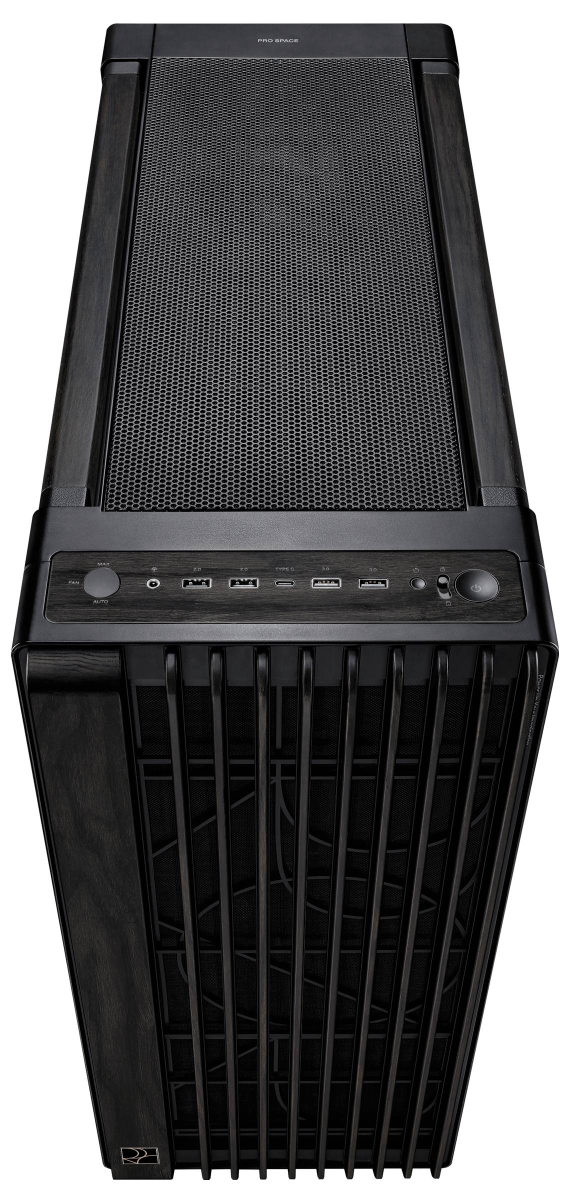 Schwarzes Computergehäuse von oben gesehen, mit Lüftungsgittern und mehreren Anschlüssen an der Vorderseite.