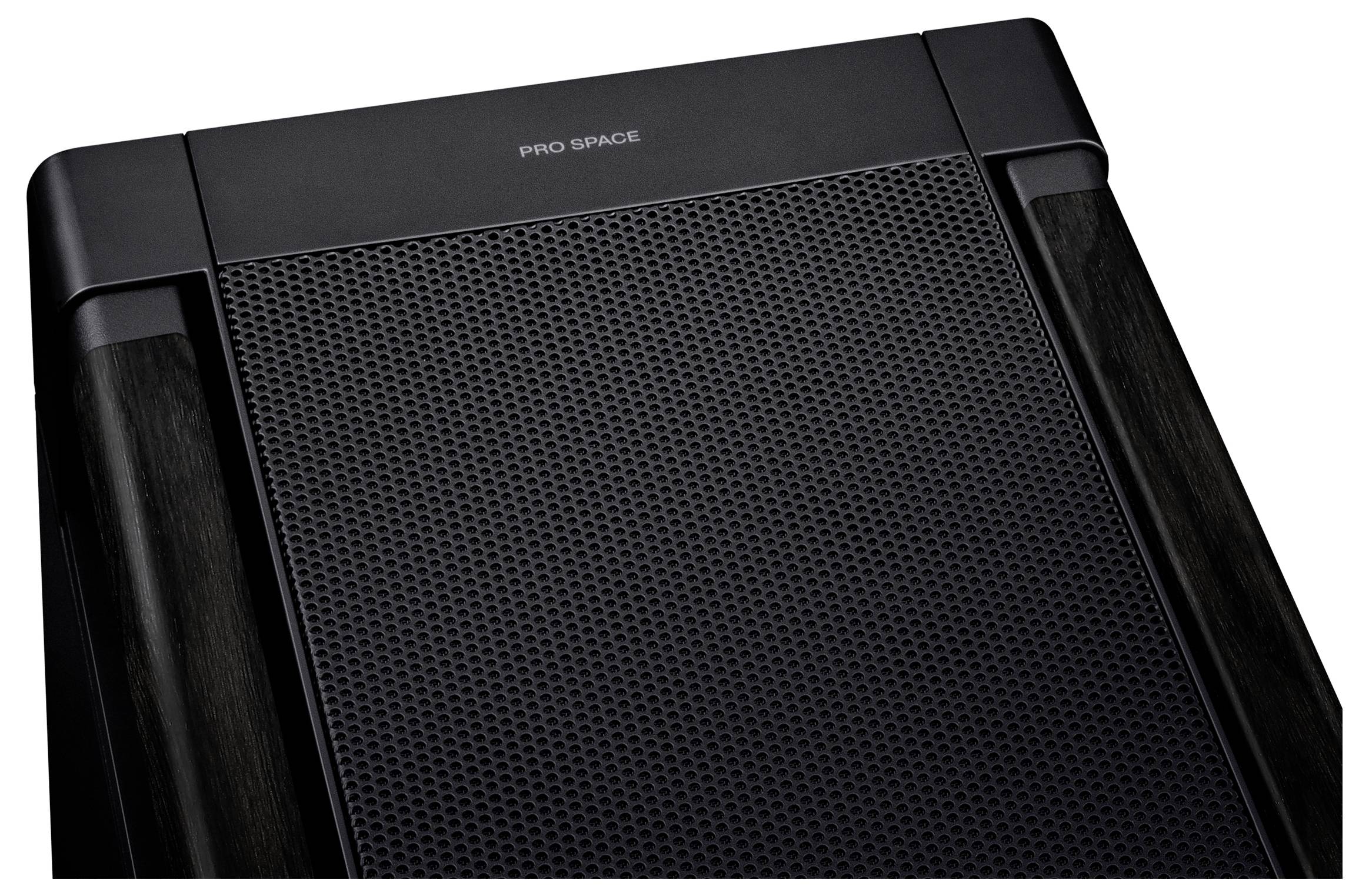 Ein schwarzer Lautsprecher mit der Aufschrift 'PRO SPACE' auf der Oberseite, schwarzes Gitterdesign, scheinen dekorative Elemente zu haben.