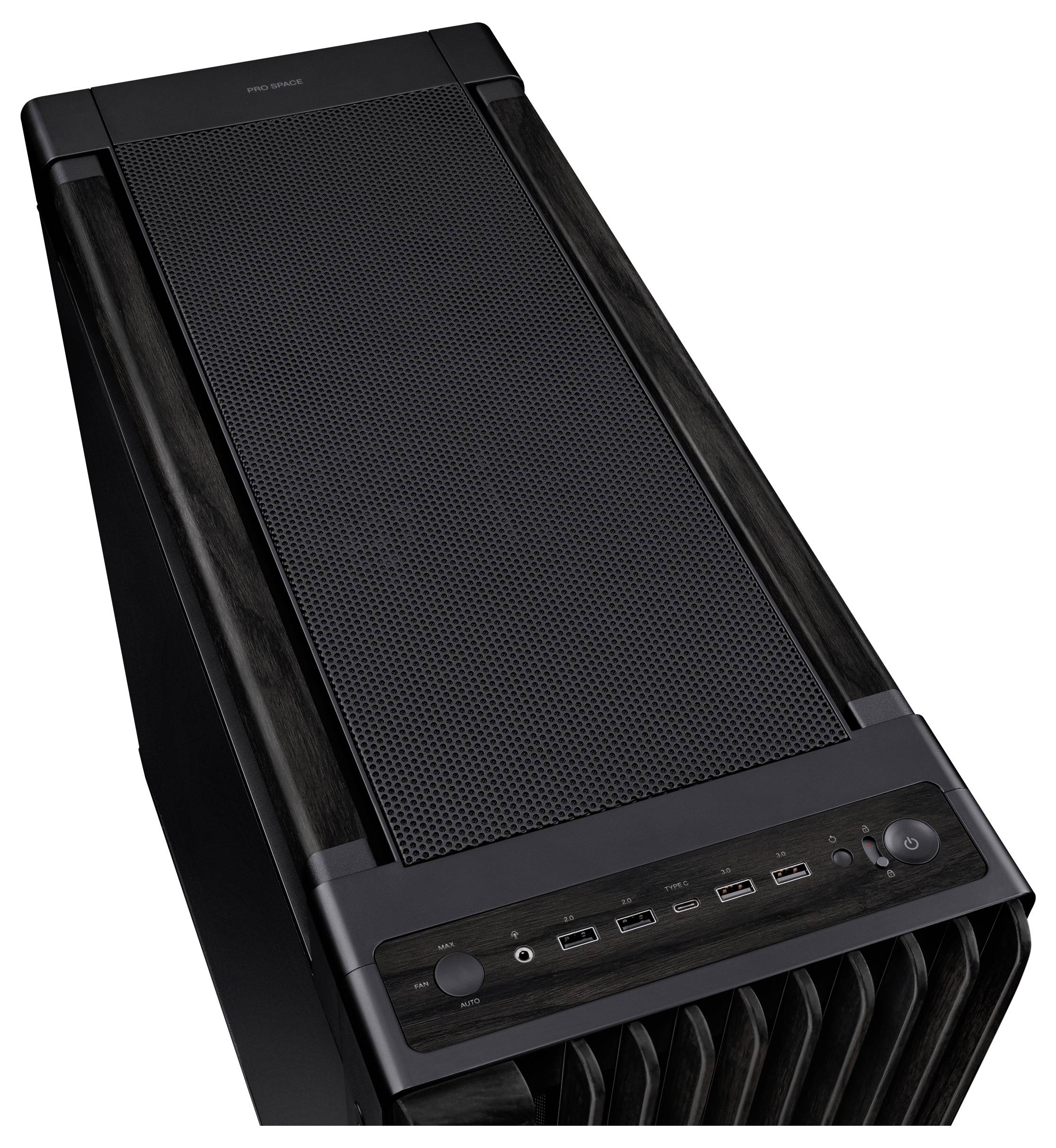 Schwarzes Computergehäuse mit mehreren Anschlüssen an der Vorderseite, darunter USB-Anschlüsse und ein Einschaltknopf.