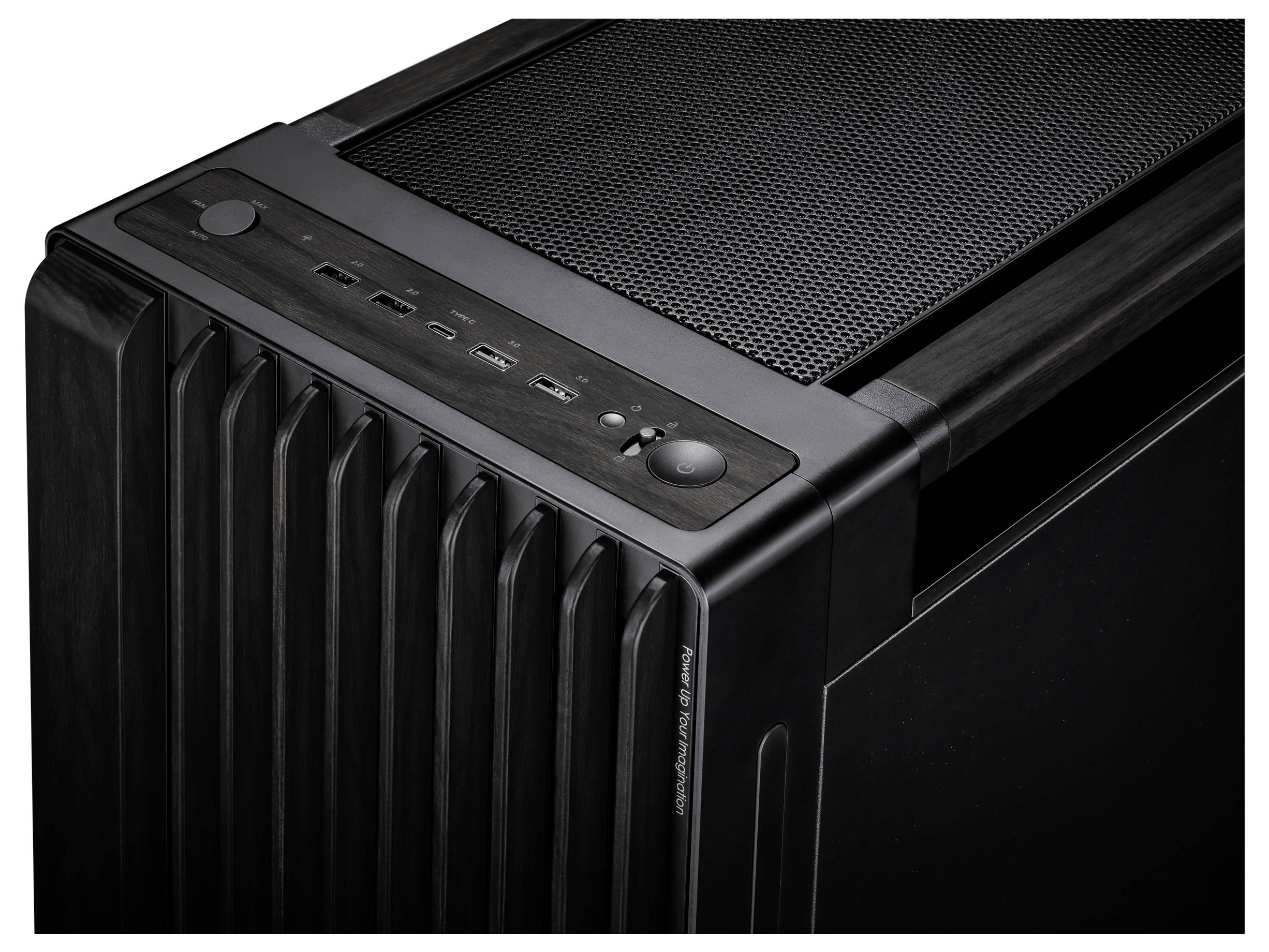 Schwarzes Computergehäuse mit strukturiertem Oberflächenfinish. Die Front zeigt Belüftungsschlitze und mehrere Anschlüsse an der oberen Kante.