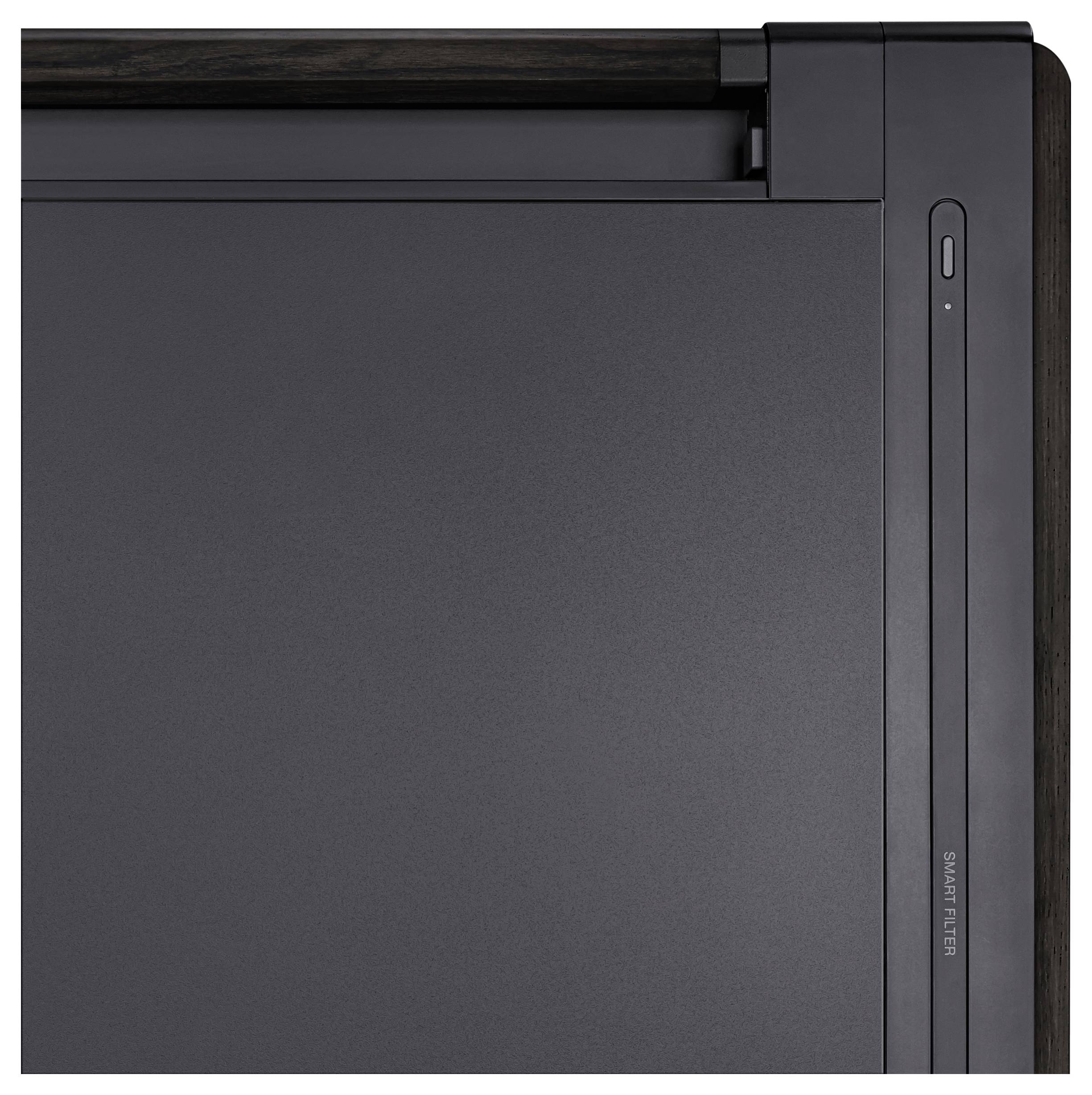 Ein Abschnitt eines Gerätes mit einem dunklen, rechteckigen Bereich und der Aufschrift 'Smart Filter' an der Seite.