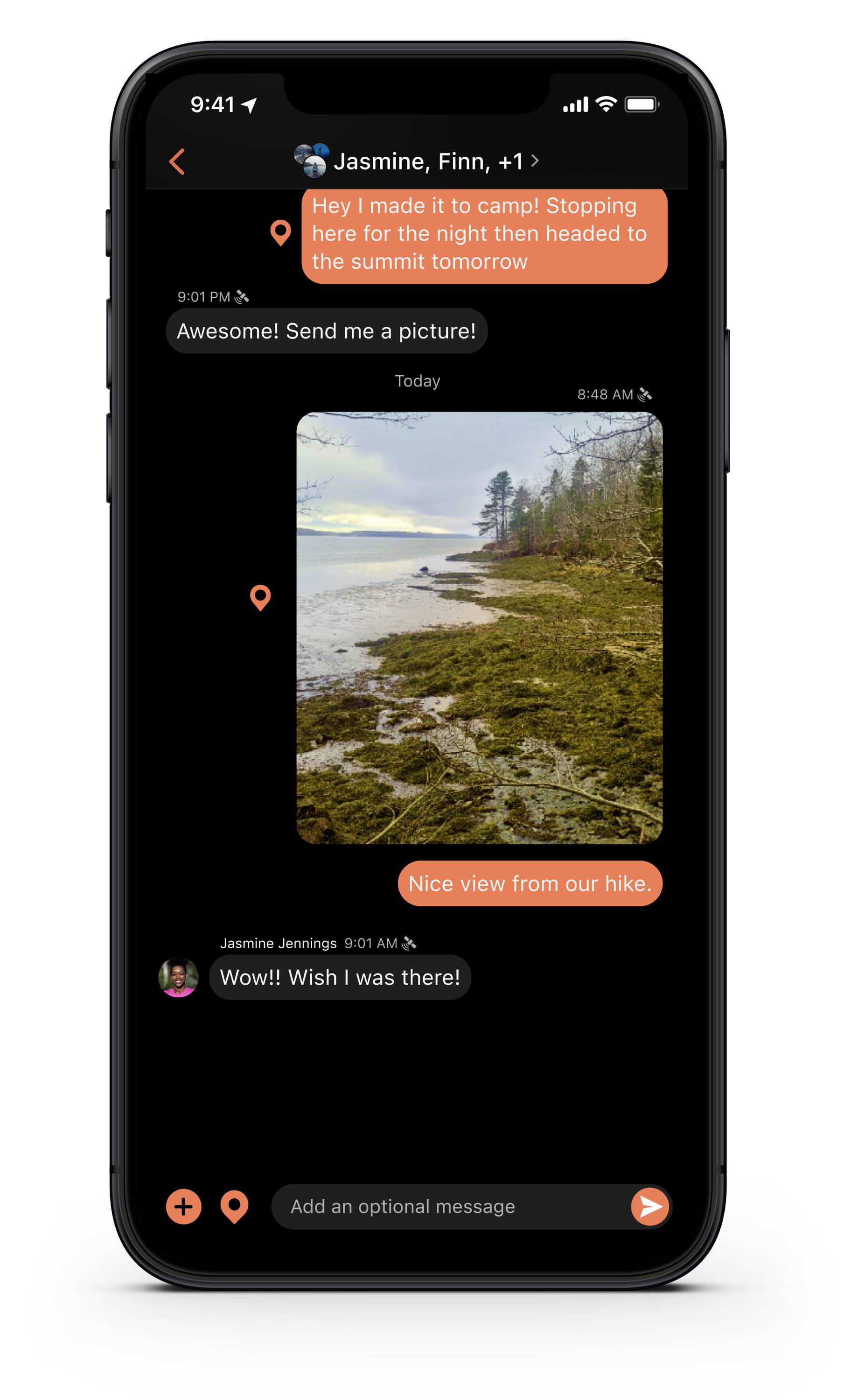 Smartphone mit einer Chat-Unterhaltung auf dem Bildschirm. Eine Nachricht zeigt ein Foto von einer Küste mit Bäumen und dem Text 'Nice view from our hike'.