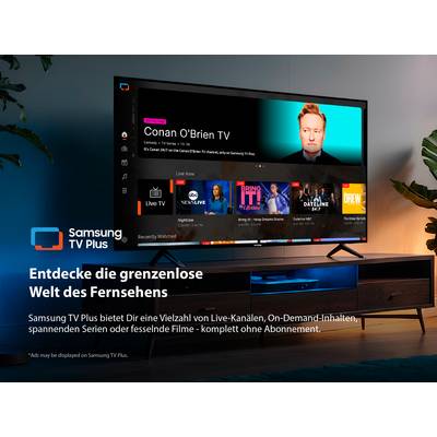 Ein Samsung-Fernseher zeigt die App 'Conan O'Brien TV' auf Samsung TV Plus. Text: 'Entdecke die grenzenlose Welt des Fernsehens.'