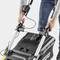 Person mäht Rasen mit einem modernen, schwarzen Elektro-Rasenmäher, 45 Liter Fassungsvermögen, Schnittbreite 41 cm.