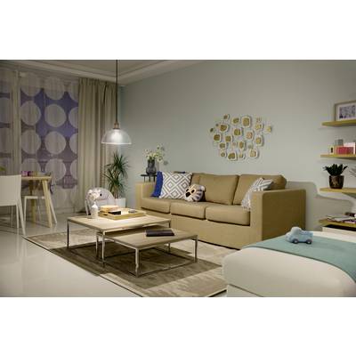 Gemütliches Wohnzimmer mit beigem Sofa, Couchtisch, minimalistischer Dekoration und weichen Farben. Essbereich im Hintergrund sichtbar.