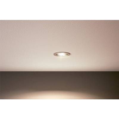 Eine in die Decke eingelassene Lampe strahlt sanftes Licht aus, beleuchtet die Umgebung gleichmäßig und schafft eine einladende Atmosphäre.
