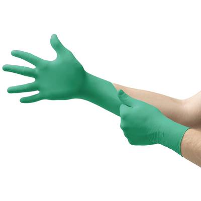 Eine Person zieht einen grünen Einweghandschuh an. Die andere Hand hält den Handschuh offen, während der Daumen des angezogenen Handschuhs sichtbar ist.