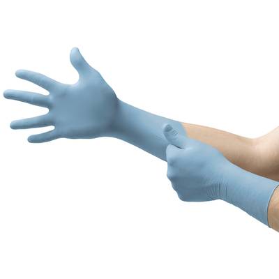 Person zieht blaue Einweghandschuhe an, bereit für eine Aufgabe, die Hygiene oder Schutz erfordert.