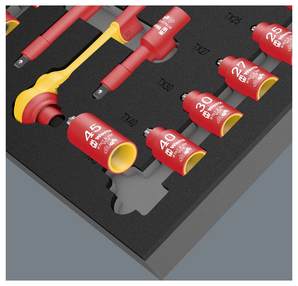 Ein Set isolierter Steckschlüssel und Zubehöreinsätze in einem Schaumstoffeinlage, nummeriert von 17 bis 45 mm, für sicheren Elektroarbeiten.