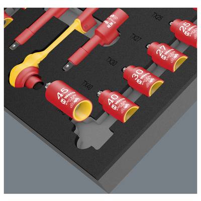 Ein Set isolierter Steckschlüssel und Zubehöreinsätze in einem Schaumstoffeinlage, nummeriert von 17 bis 45 mm, für sicheren Elektroarbeiten.