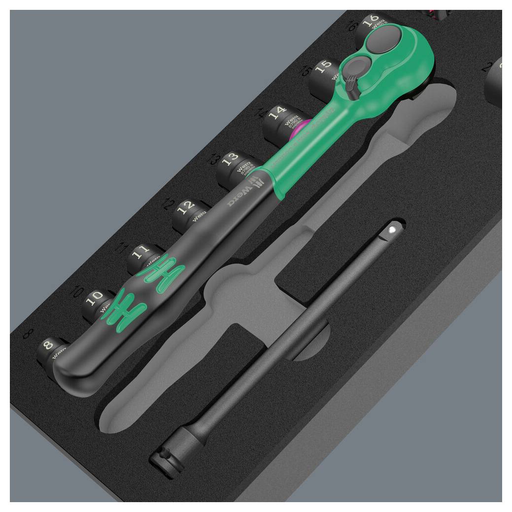 'Satz Steckschlüssel mit Ratsche, Stecknüssen und Verlängerung, in einer Schaumstoffeinlage zur organisierten Aufbewahrung.'