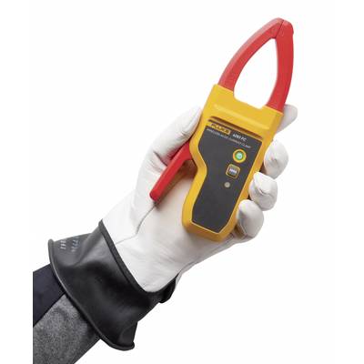 Eine Hand in Sicherheitsausrüstung hält eine gelbe Stromzange mit roten Clips, einem digitalen Display und Bedienknöpfen.