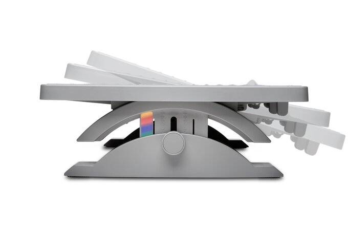Verstellbare ergonomische Tastaturhalterung mit mehreren Neigungswinkeln, zeigt farbliche Neigungsanzeige an der Seite.