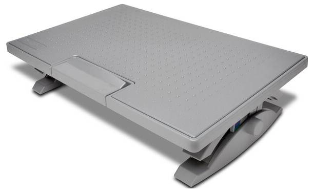 Graue Fußstütze mit rutschfester Oberfläche und verstellbarer Neigung. Entwickelt für ergonomischen Komfort am Arbeitsplatz.