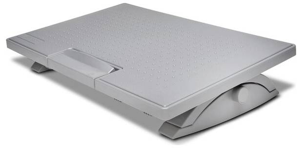 Eine silberne Laptop-Kühlunterlage mit Belüftungsdesign, die auf einem Tisch liegt. Sie ist leicht geneigt, um Kühlung und Komfort zu bieten.