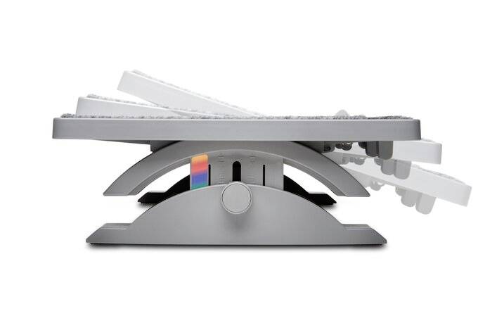 Ein Laptopständer mit verstellbarem Neigungswinkel, seitlicher Farbskala zur Höhenanzeige, auf einer stabilen Basis platziert.