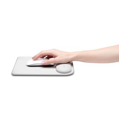 Eine Hand bedient eine weiße Computermaus auf einem grauen Mauspad.
