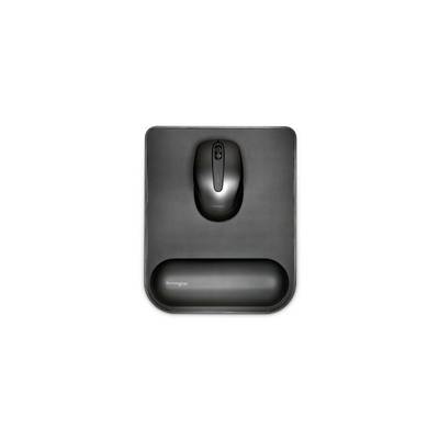 Eine schwarze, kabellose Computermaus von oben auf einem schwarzen Mauspad mit Handgelenkauflage. Markenname 'Kensington' sichtbar.