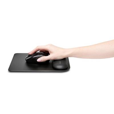 'Hand auf schwarzer Computermaus, die auf einem Mauspad liegt.'