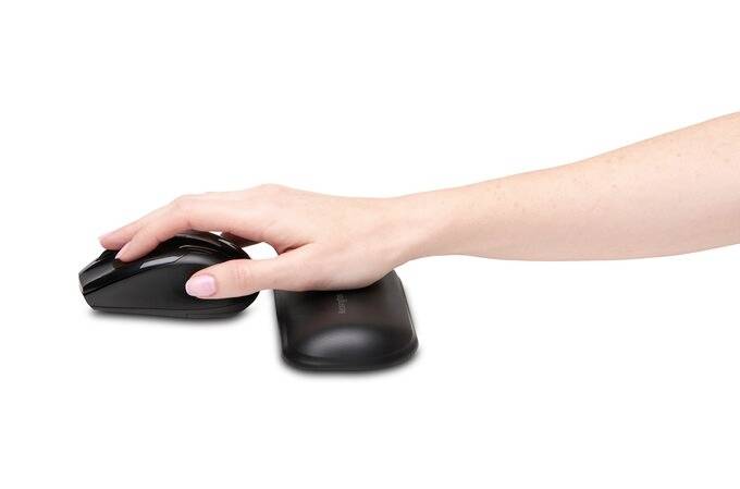 Eine Hand hält eine schwarze Computermaus auf einem weißen Hintergrund. Daneben liegt ein weiteres schwarzes Gerät.