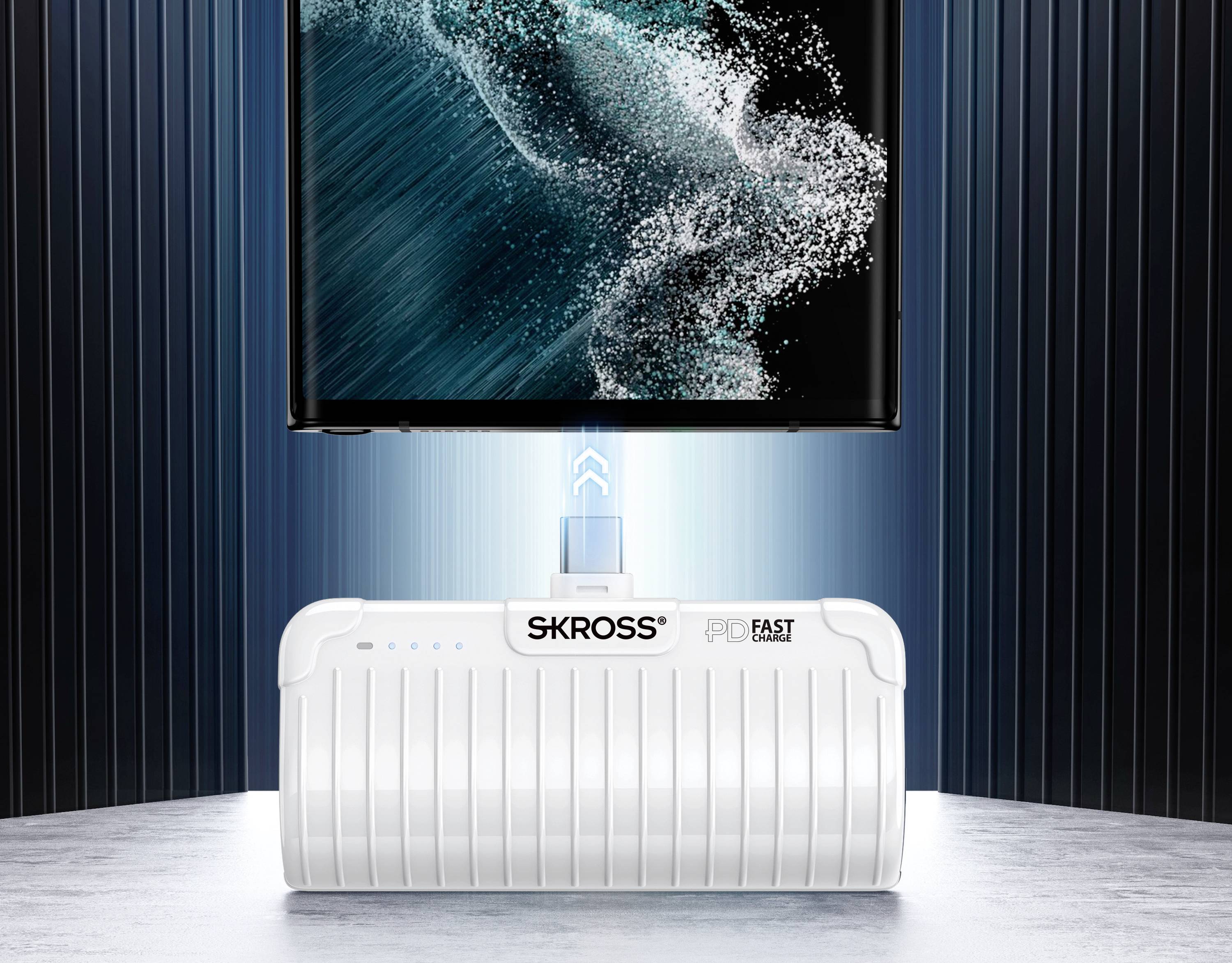 Ein Handy wird mit einem weißen tragbaren Ladegerät verbunden. Das Ladegerät zeigt eine blaue Ladeanzeige an.