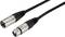 Ein XLR-Kabel mit männlichem und weiblichem Stecker, verwendet für professionelle Audiosignale, auf einem weißen Hintergrund.