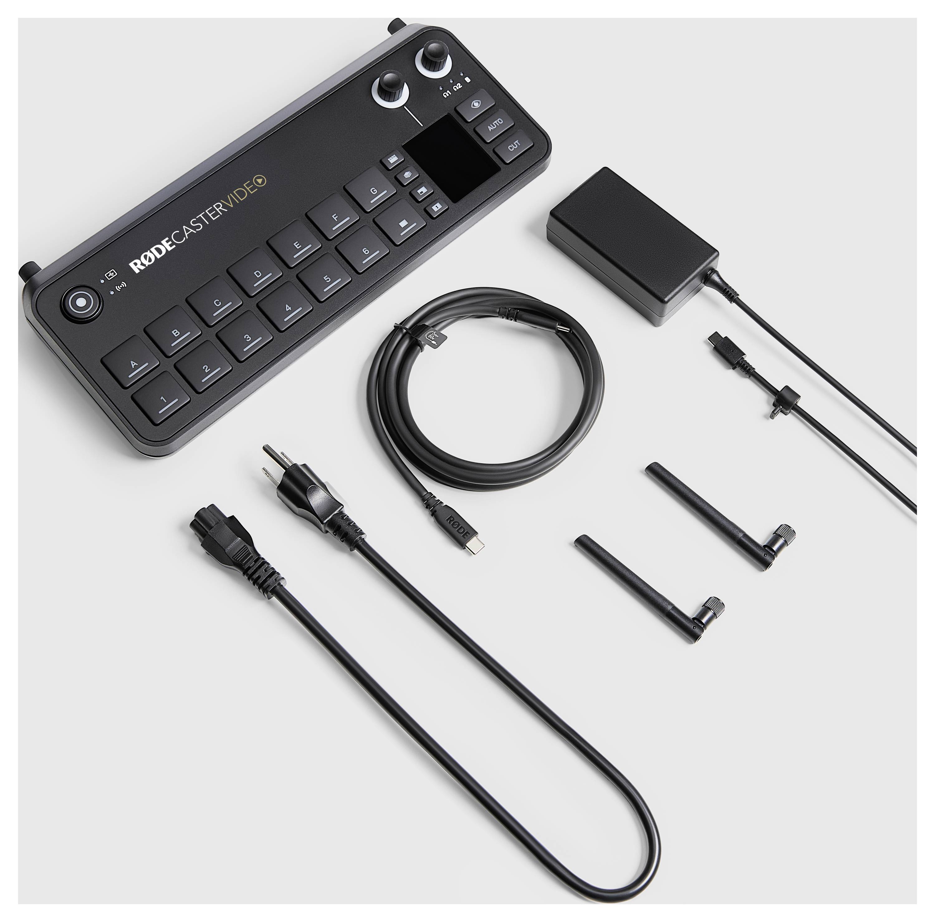 Rodecaster Pro II Audio-Interface-Set mit Konsole, Stromadapter, USB-Kabeln und verstellbaren Stützen auf grauem Hintergrund.
