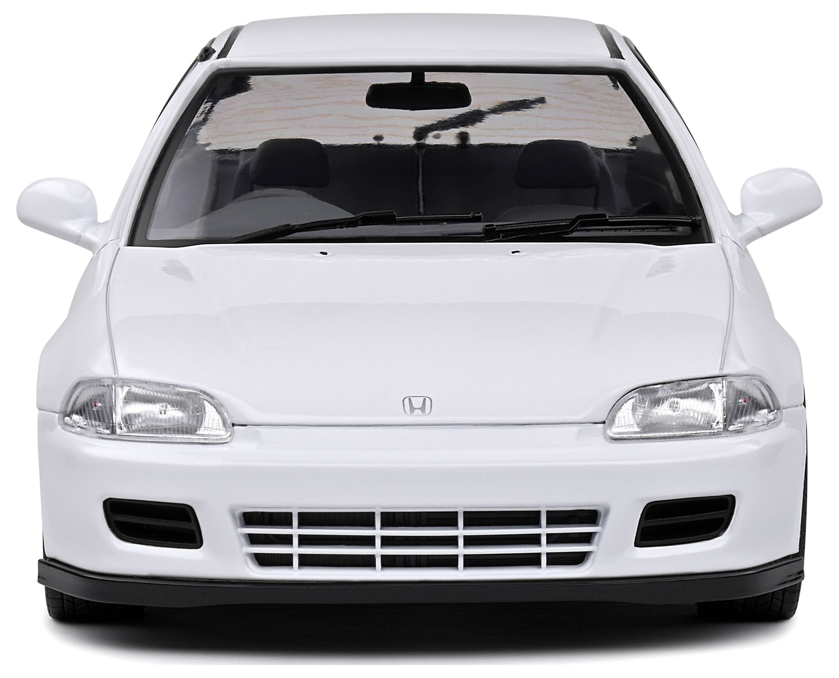 Weißes Auto, Vorderansicht; kompakter Pkw mit klaren Scheinwerfern und einfachem Kühlergrill.