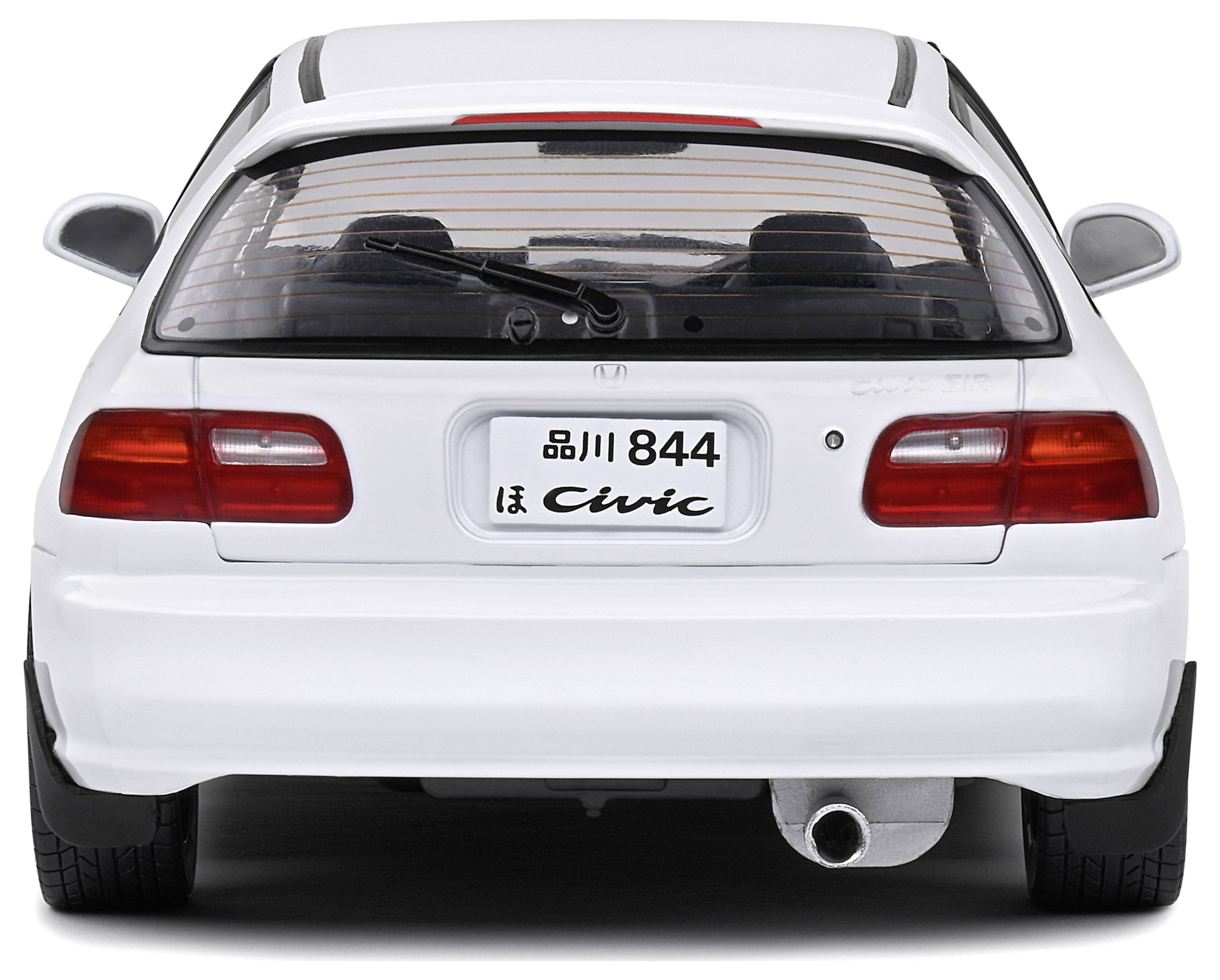 Ein weißer PKW von hinten. Erkennbar sind Rückleuchten, Auspuff und ein Kennzeichen mit japanischen Schriftzeichen und 'Civic'.