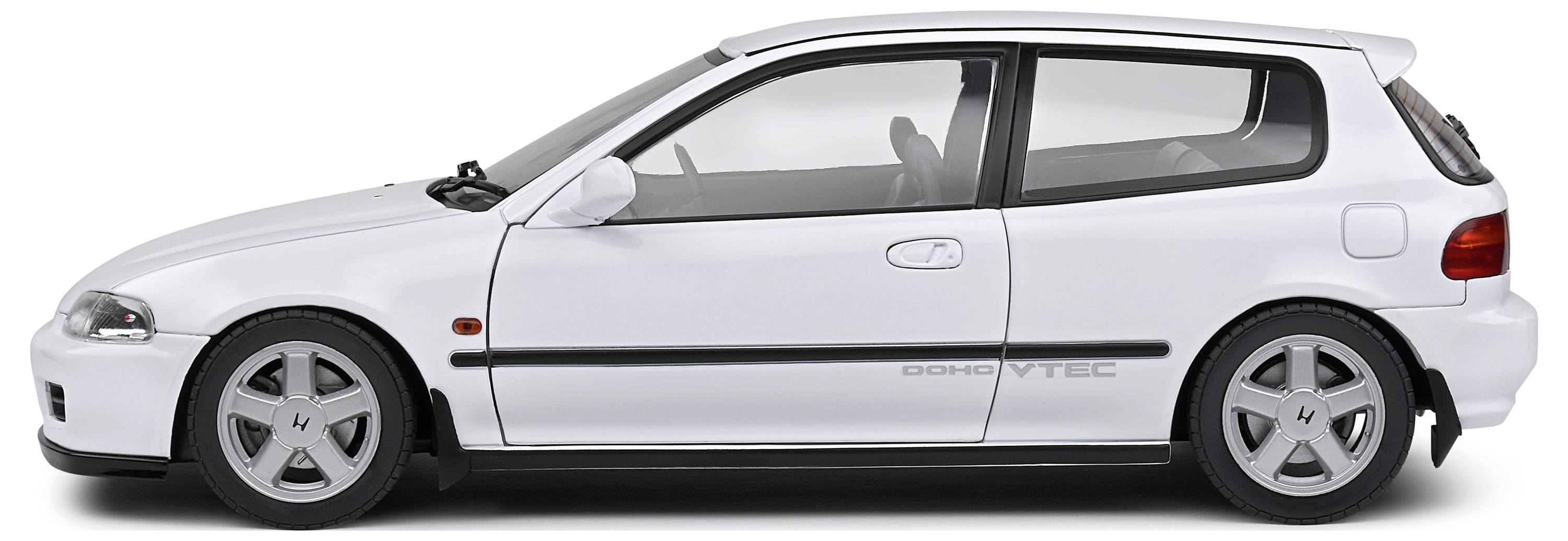 Ein weißes Auto mit drei Türen, seitlich abgebildet, zeigt Details wie aerodynamisches Design und sportliche Felgen.