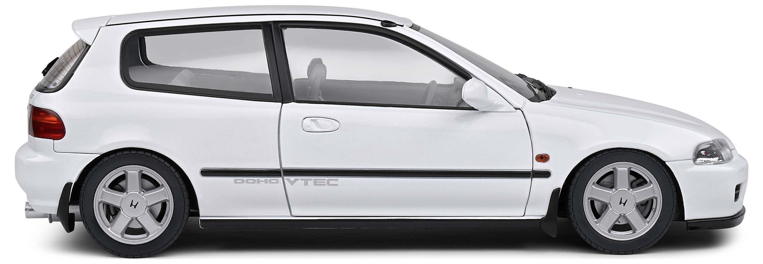 Weißes, dreitüriges Auto im Profil, sportliches Design, markante Felgen und klare Fenster, vor neutralem Hintergrund.