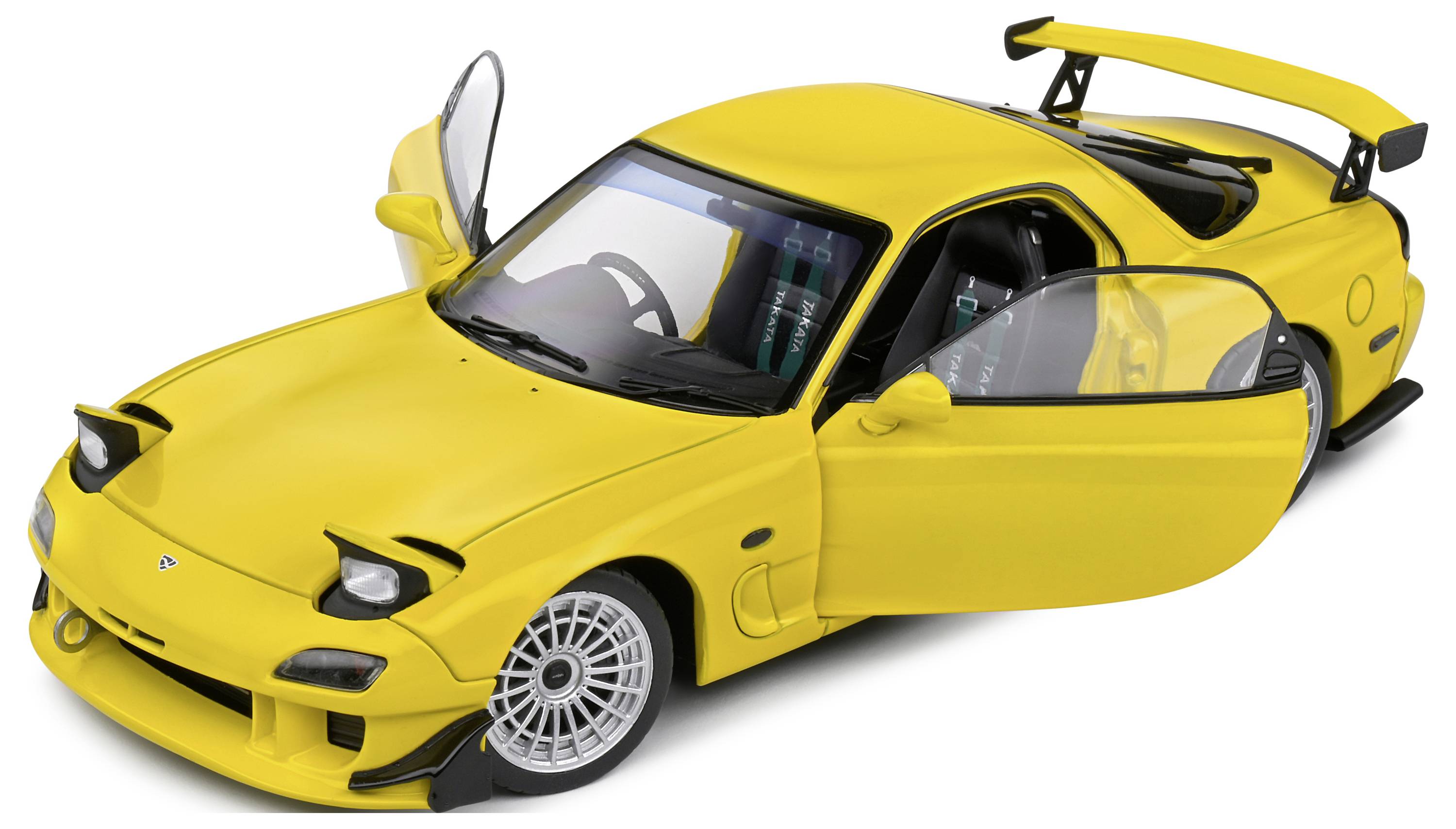 Gelbes Sportauto mit geöffneter Fahrertür, auffälligem Spoiler und Rennsitzausstattung, präsentiert auf grauem Hintergrund.