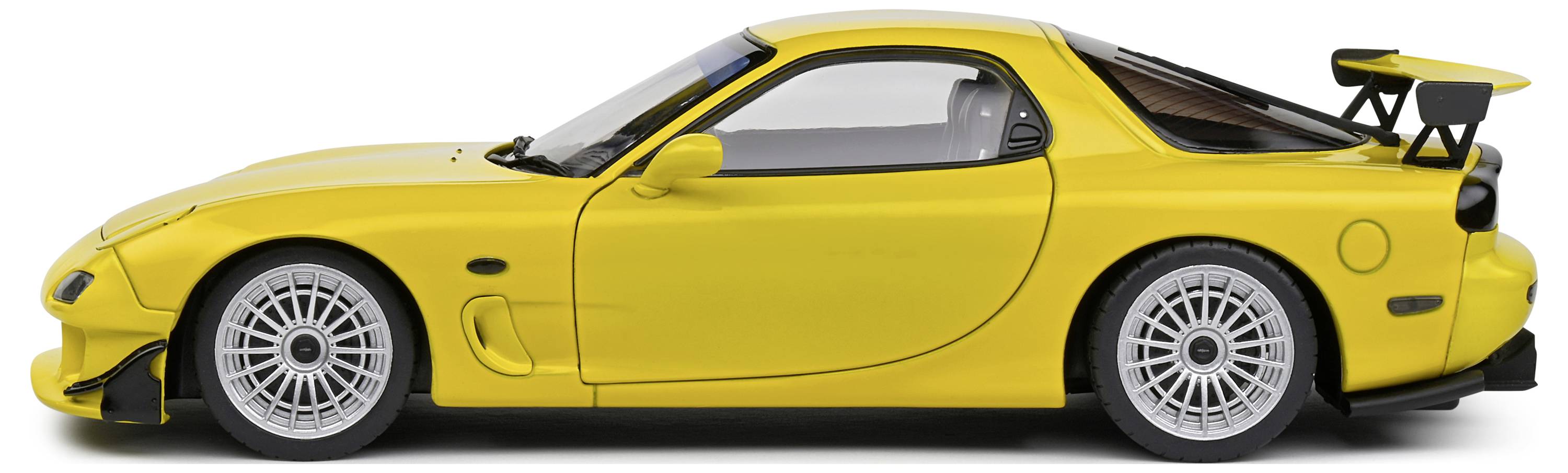 Gelbes Sportauto von der Seite mit großen Felgen und auffälligem Heckspoiler, auf weißem Hintergrund.