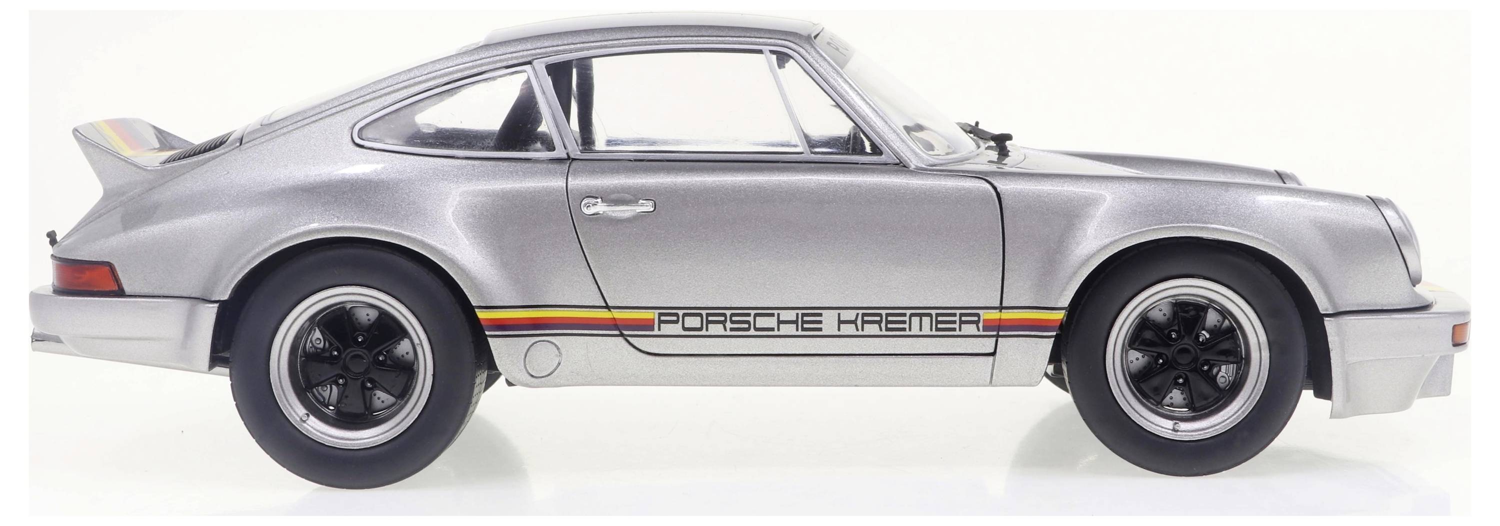 Silbernes Sportauto mit schwarzem Streifen und 'Porsche Kremer'-Aufschrift an der Seite, stilisierte Darstellung von Rennwagen.