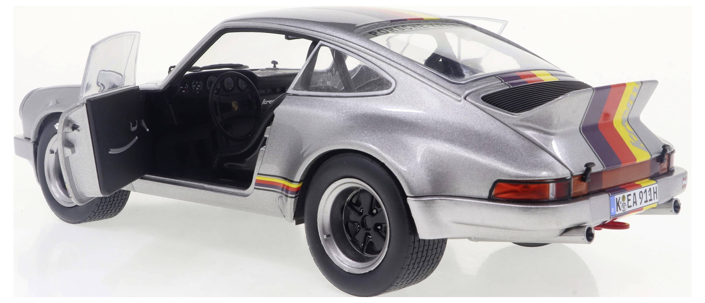 Silbernes Modellauto mit geöffneten Türen, inspiriert von einem klassischen Sportwagen. Es hat Streifen in Schwarz, Rot und Gelb.