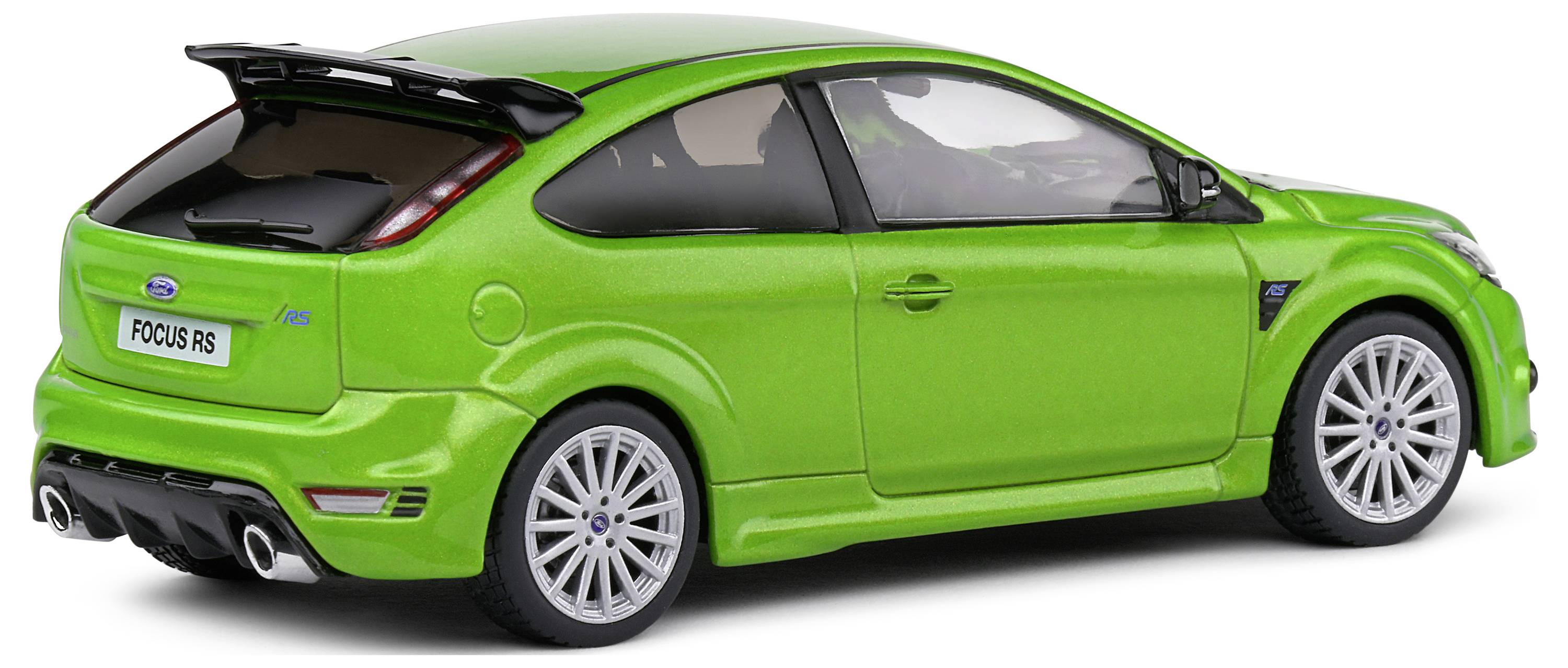 Grünes Auto, Seitenansicht; sportliches Design mit Spoiler und Doppelauspuff.