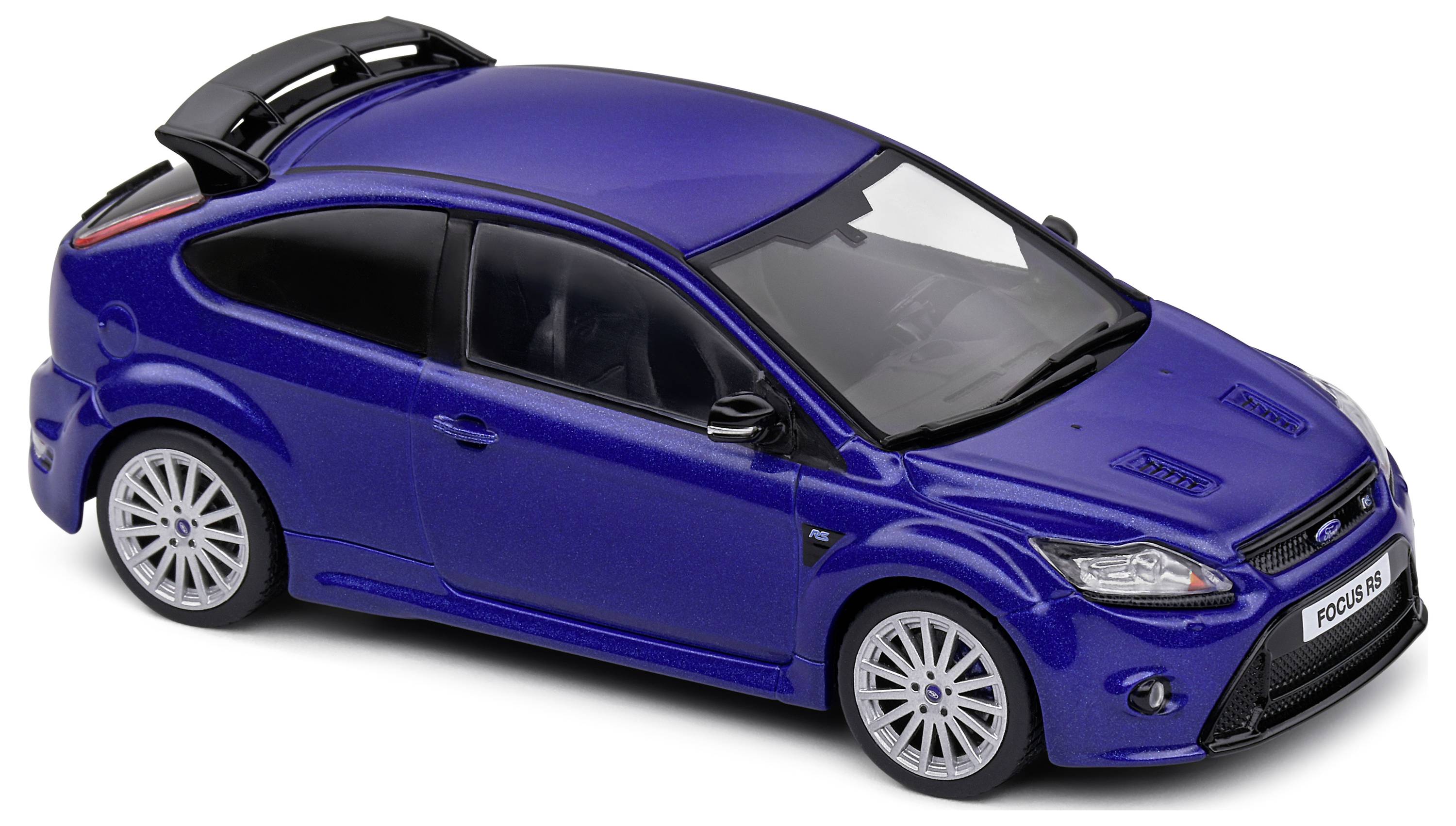 Blaues Modellauto eines sportlichen Ford mit markanten Felgen und Spoiler, auf weißem Hintergrund.