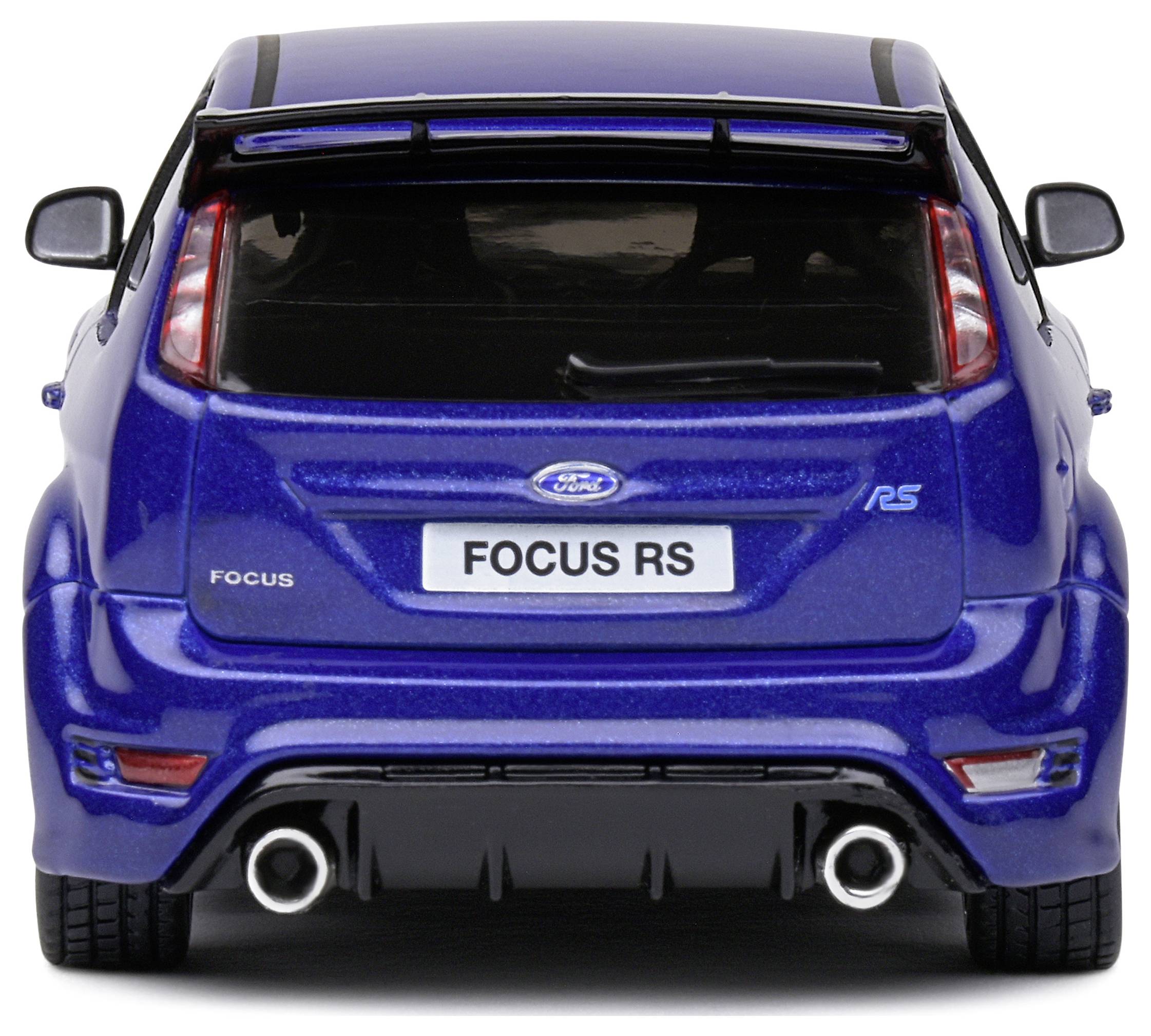 Ein blauer Sportwagen von hinten, Modell 'Focus RS', mit auffälligem Spoiler und Doppelauspuff.