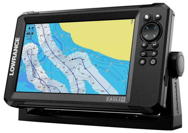 Nautisches Echolot-GPS-Gerät mit farbiger Seekarte auf Bildschirm, zeigt Wassertiefenlinien und Kursinformationen an.