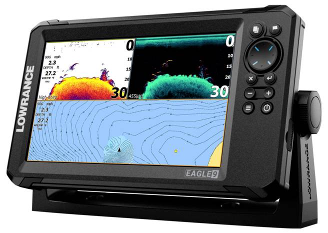 'Lowrance Fishfinder zeigt dreigeteilten Bildschirm mit Echolot- und Kartenansicht. Links: Echolot, rechts oben: Fischanzeige, unten: Karte.'