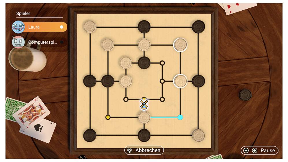 Ein Holzbrett mit einem Mühlespiel, helle und dunkle Steine auf den Linien. Spieler 'Laura' hat die gelben Steine, Computer hat die braunen.