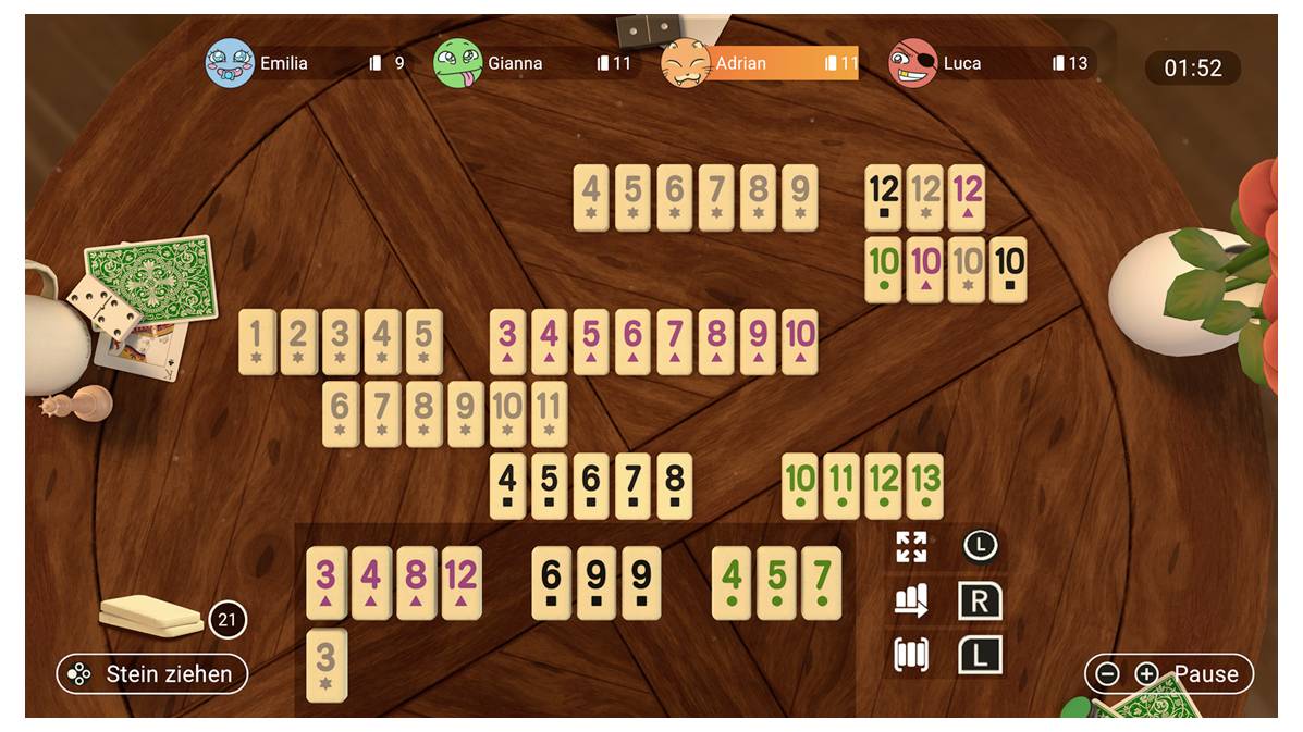 Vier Spieler spielen ein Zahlenplättchenspiel auf einem runden Holztisch. Verschiedene Zahlenkombinationen sind auf dem Tisch ausgelegt.
